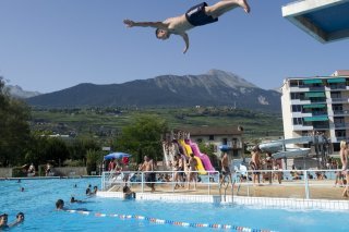 La piscine de La Blancherie rouvrira samedi 28 juin (archives). KEYSTONE/JEAN-CHRISTOPHE BOTT